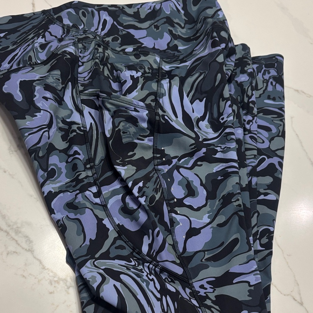 lululemon athletica Camouflage Leggings - Black and Blue - Picture 4 of 14